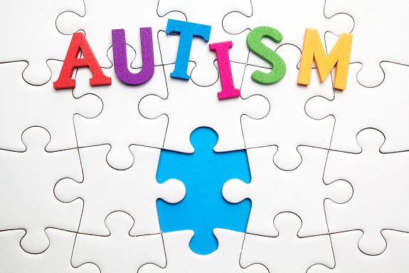 Amžius, kuriame diagnozuojamas autizmas, priklauso nuo konkrečių simptomų